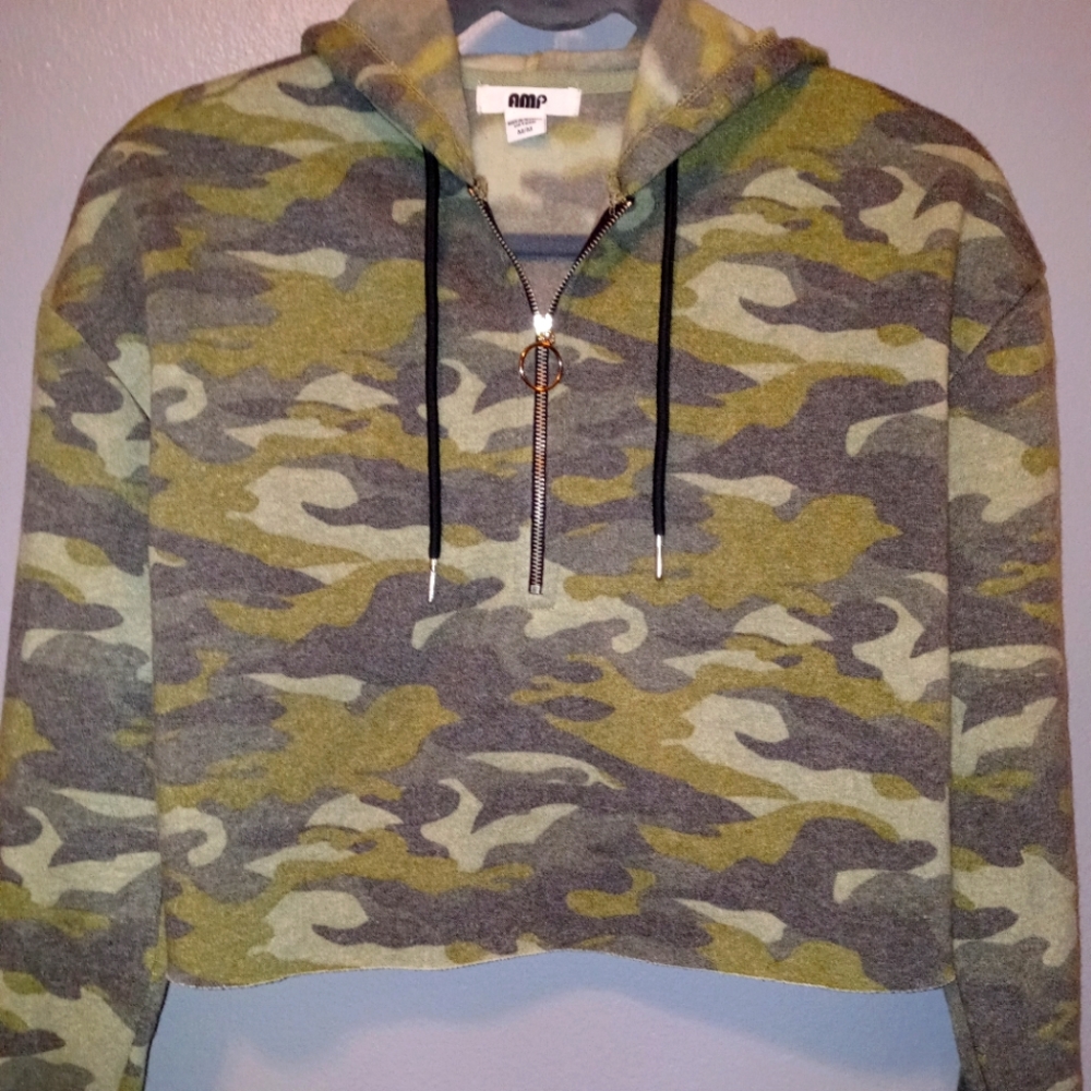 Army Print Cropped Hoodie with Heart Patch